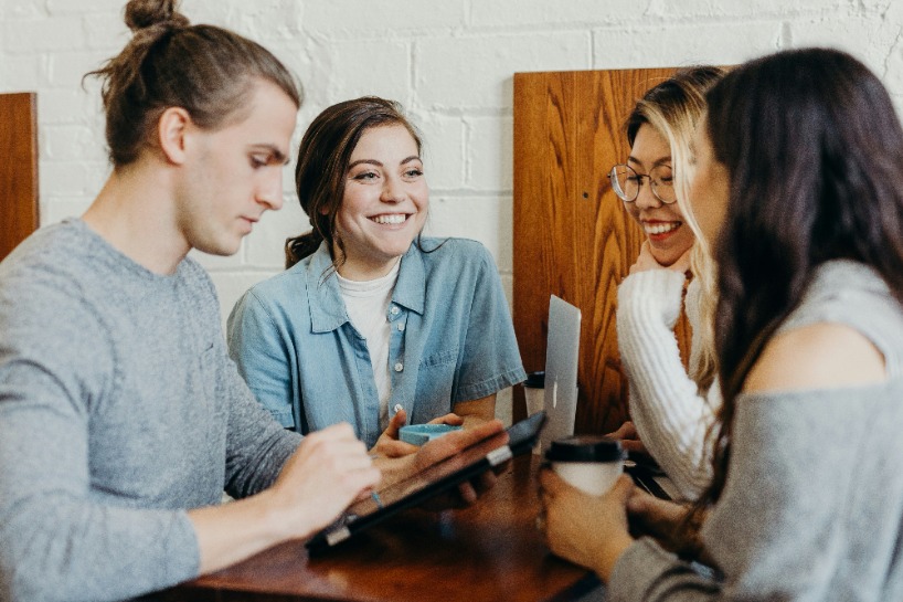 Pessoas em uma sala ilustrando uma conversação de inovações